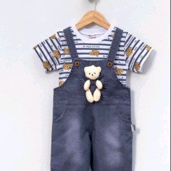 Детски летен гащеризон с тениска в синьо с играчка мече Детски летен гащеризон с тениска в синьо с играчка мече