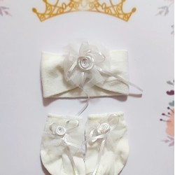 Луксозна кутия с бебешки чорапи и лента за коса в бяло