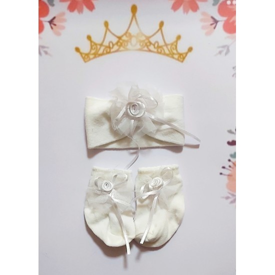 Луксозна кутия с бебешки чорапи и лента за коса в бяло Луксозна кутия с бебешки чорапи и лента за коса в бяло