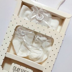 Луксозна кутия с бебешки чорапи и лента за коса в бяло Луксозна кутия с бебешки чорапи и лента за коса в бяло