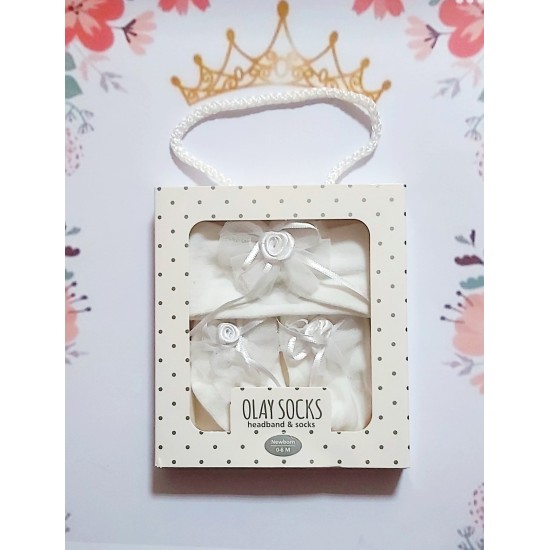 Луксозна кутия с бебешки чорапи и лента за коса в бяло Луксозна кутия с бебешки чорапи и лента за коса в бяло