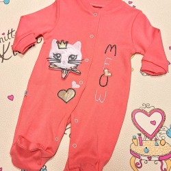 Бебешки памучен гащеризон в цвят корал Коте с корона Бебешки памучен гащеризон в цвят корал Коте с корона