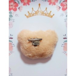 Детска сладка шнола-брошка Мече в бежово Детска сладка шнола-брошка Мече в бежово