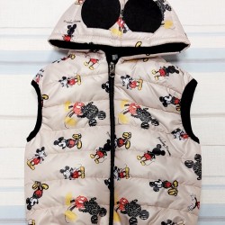 Детски шушляков елек с ушички с принт на Мики Маус в бежово Детски шушляков елек с ушички с принт на Мики Маус в бежово