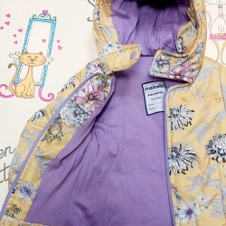 Детско преходно яке в жълто и лилаво на цветя с качулка Детско преходно яке в жълто и лилаво на цветя с качулка