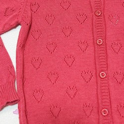 Детска червена жилетка на сърчица