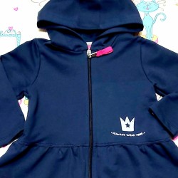 Детски суичър в тъмносиньо с коронка Детски суичър в тъмносиньо с коронка