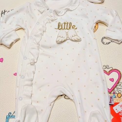 Бебешки гащеризон в бяло и златисто с крилца и шапка