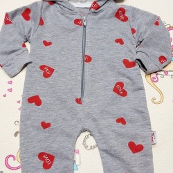 Бебешки гащеризон в сиво с качулка Hearts Бебешки гащеризон в сиво с качулка Hearts