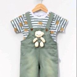 Детски летен гащеризон с тениска в зелено с играчка мече Детски летен гащеризон с тениска в зелено с играчка мече