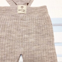 Бебешки плетен гащеризон в бежово с презрамки Бебешки плетен гащеризон в бежово с презрамки