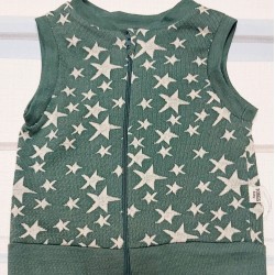 Бебешки елек в зелено на бели звездички Бебешки елек в зелено на бели звездички
