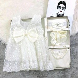 Луксозен бебешки комплект за новородено с рокля в бяло 4части Луксозен бебешки комплект за новородено с рокля в бяло 4части