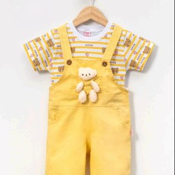 Детски летен гащеризон с тениска в жълто с играчка мече Детски летен гащеризон с тениска в жълто с играчка мече