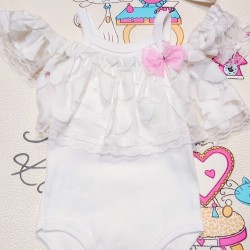 Бебешко боди с бяла дантела и лента за коса Бебешко боди с бяла дантела и лента за коса