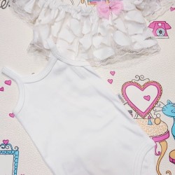 Бебешко боди с бяла дантела и лента за коса Бебешко боди с бяла дантела и лента за коса