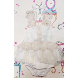 Бебешка боди рокля от плетиво и тюл в бежово Бебешка боди рокля от плетиво и тюл в бежово
