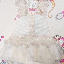 Бебешка боди рокля от плетиво и тюл в бежово Бебешка боди рокля от плетиво и тюл в бежово
