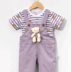 Детски летен гащеризон с блуза в лилаво с играчка мече Детски летен гащеризон с блуза в лилаво с играчка мече