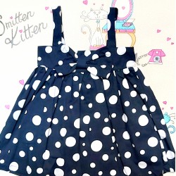 Детска рокля в тъмносиньо на бели точки