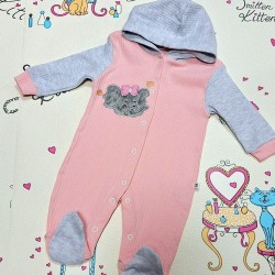 Бебешки гащеризон в розово и сиво с качулка Слонче Бебешки гащеризон в розово и сиво с качулка Слонче