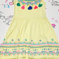 Дълга детска рокля в жълто с пискюли Дълга детска рокля в жълто с пискюли