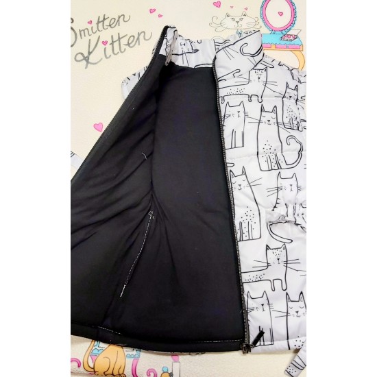 Детски олекотен елек в бяло Котките