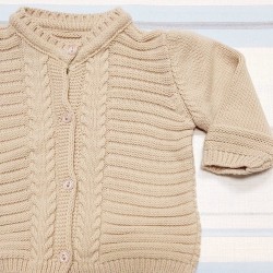 Бебешка плетена жилетка в бежово кафяво Бебешка плетена жилетка в бежово кафяво