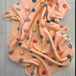 Бебешко мекичко одеяло/пелена в прасковено на точки