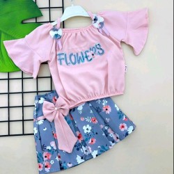 Детски летен комплект с блуза в розово и сива пола с цветя Детски летен комплект с блуза в розово и сива пола с цветя