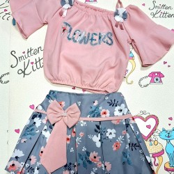 Детски летен комплект с блуза в розово и сива пола с цветя