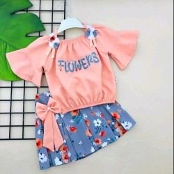 Детски летен комплект от блуза в праскова и сива пола с цветя Детски летен комплект от блуза в праскова и сива пола с цветя