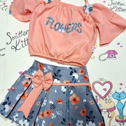 Детски летен комплект от блуза в праскова и сива пола с цветя