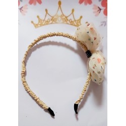 Диадема с пухкава панделка в бежово Диадема с пухкава панделка в бежово