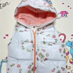 Бебешки шушляков елек с качулка в бяло с мечета и цветя