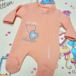 Бебешки гащеризон за новородено в цвят праскова Сърчица Бебешки гащеризон за новородено в цвят праскова Сърчица