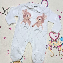 Бебешки гащеризон с якичка в бяло Зайчета Бебешки гащеризон с якичка в бяло Зайчета