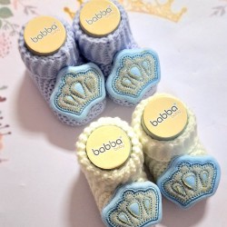 Бебешки плетени терлички в бяло или синьо  Коронка