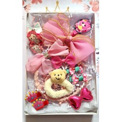 Кутия с красиви детски аксесоари за коса Лейла Кутия с красиви детски аксесоари за коса Лейла