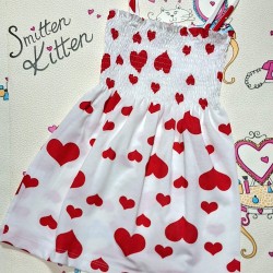Детска лятна рокля с презрамки в бяло с червени сърца