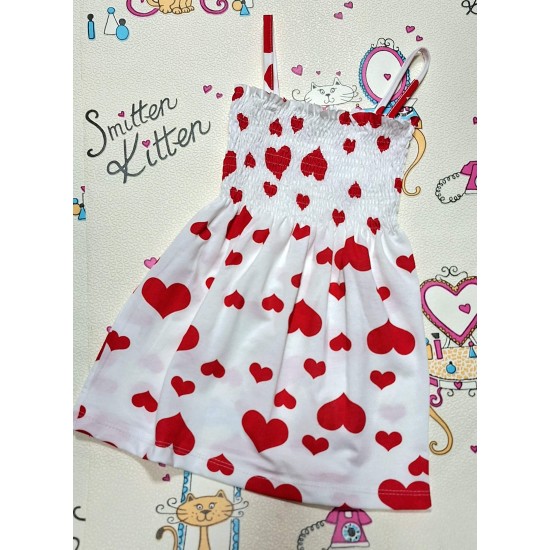 Детска лятна рокля с презрамки в бяло с червени сърца Детска лятна рокля с презрамки в бяло с червени сърца