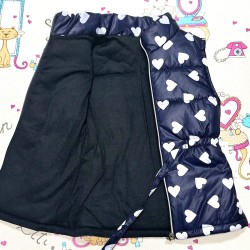 Детски шушляков елек в тъмносиньо на бели сърца Детски шушляков елек в тъмносиньо на бели сърца