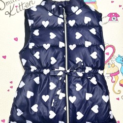 Детски шушляков елек в тъмносиньо на бели сърца Детски шушляков елек в тъмносиньо на бели сърца