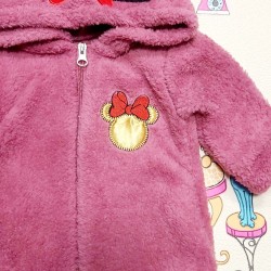 Бебешки пухкав гащеризон в тъмно розово с качулка  Мини Маус