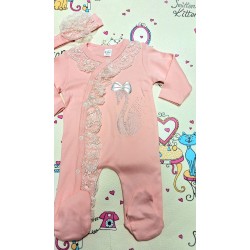 Луксозен бебешки гащеризон с дантела в розово и лента за коса Лебед Луксозен бебешки гащеризон с дантела в розово и лента за коса Лебед