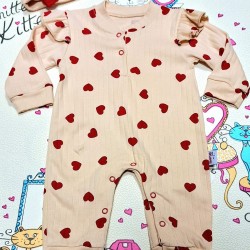 Бебешки гащеризон в бежово с червени сърчица и лента