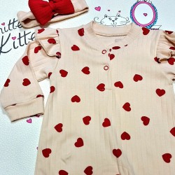 Бебешки гащеризон в бежово с червени сърчица и лента