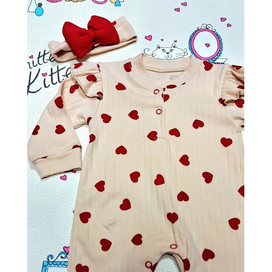 Бебешки гащеризон в бежово с червени сърчица и лента Бебешки гащеризон в бежово с червени сърчица и лента