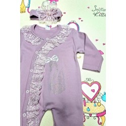 Луксозен бебешки гащеризон в лилаво с дантела и лента за коса ,,Лебед Луксозен бебешки гащеризон в лилаво с дантела и лента за коса ,,Лебед