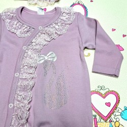 Луксозен бебешки гащеризон в лилаво с дантела и лента за коса ,,Лебед